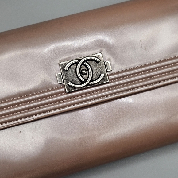 🩷CHANEL Rose Gold Quilted Patent Leather Wallet/Clutch🩷 - Picture 13 of 17